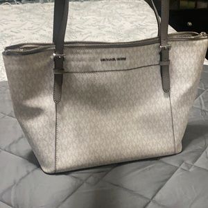 Michael Kors, medium size tote handbag. In great condition.